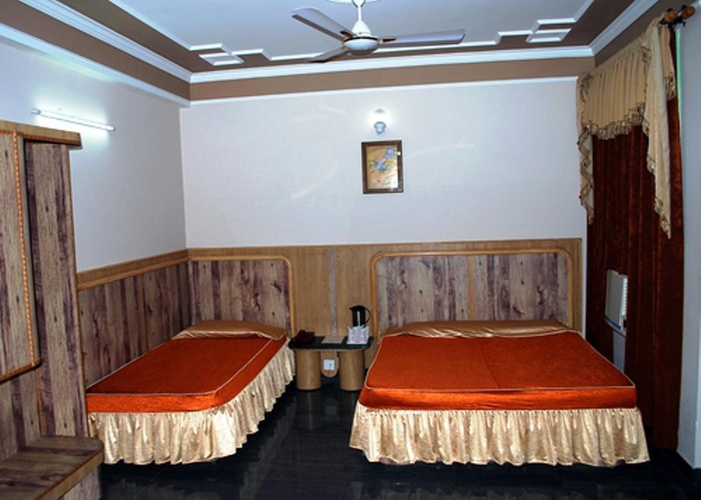 Hotel Chirag International Катра Стая снимка