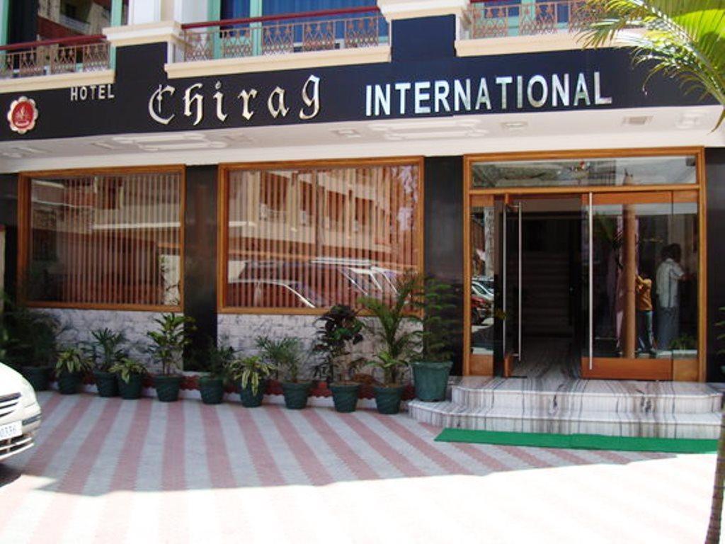 Hotel Chirag International Катра Екстериор снимка